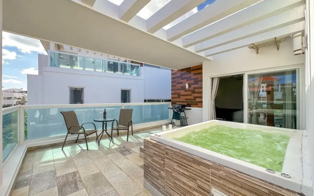 Incredible 3 BR Penthouse w BBQ Jacuzzi