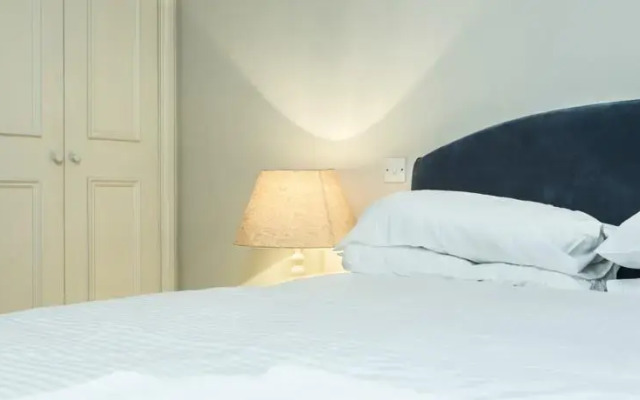 Fg Property - Earls Court, Philbeach Gardens, Flat 9