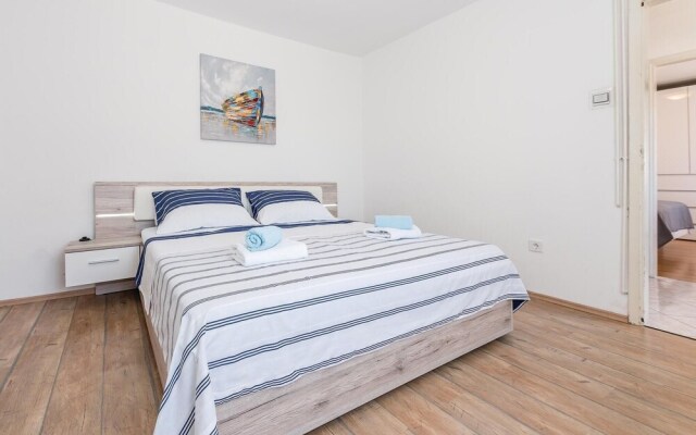 Beautiful Apartment in Brodarica With Wifi and 3 Bedrooms