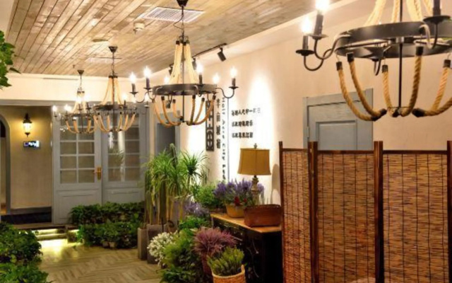 Half Acre City Lodge (Zhengzhou East Railway Station Exhibition Center)