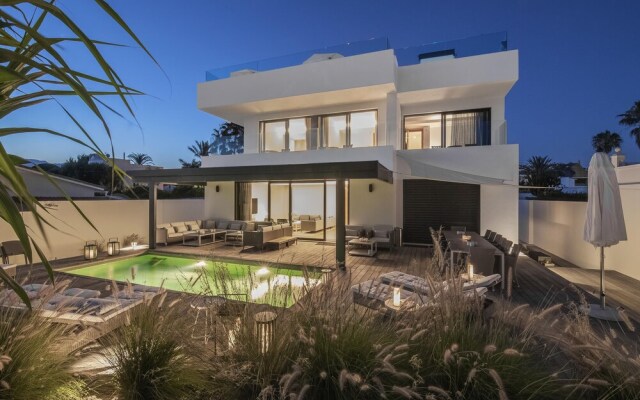 Villa first line beach, 6 bedrooms, private pool, Costabella, Marbella