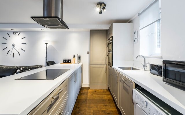 Modern Apartment w/ Balcony by MSS
