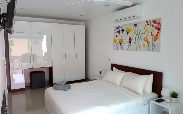 Beachside 3-bedroom Townhouse w Private Pool at 70 Meters From Beach