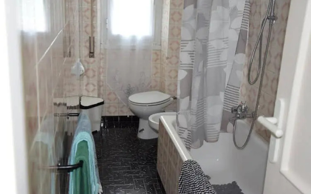 Alexandra Apartment Near Metro