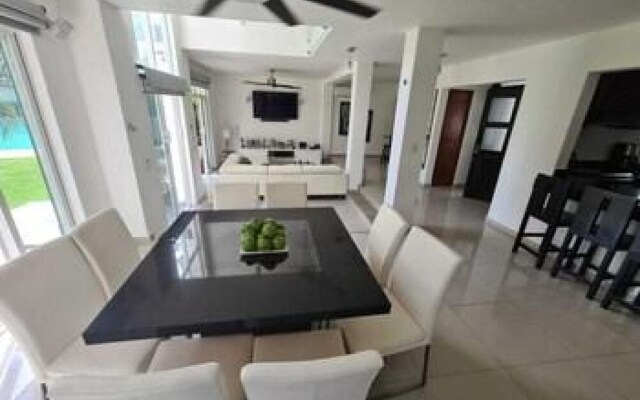 Gorgeous 3BR 3BA Villa in Playacar
