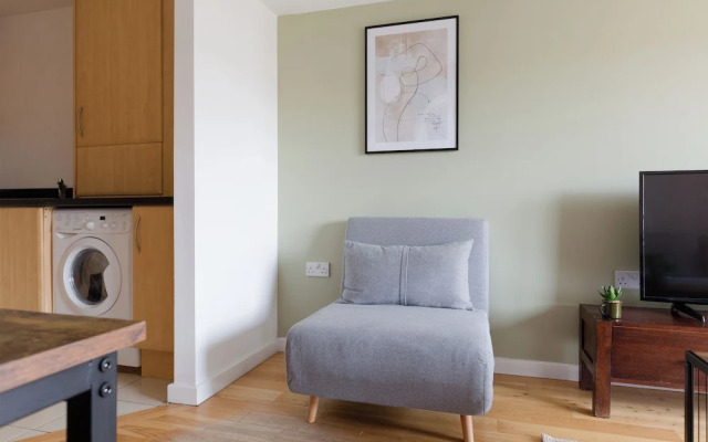 Modern Apartment in Bow
