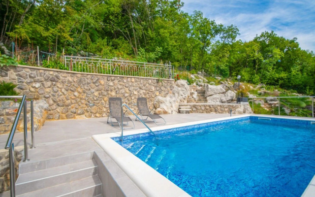 Koalas Nest Home Apartments Trinajsti i