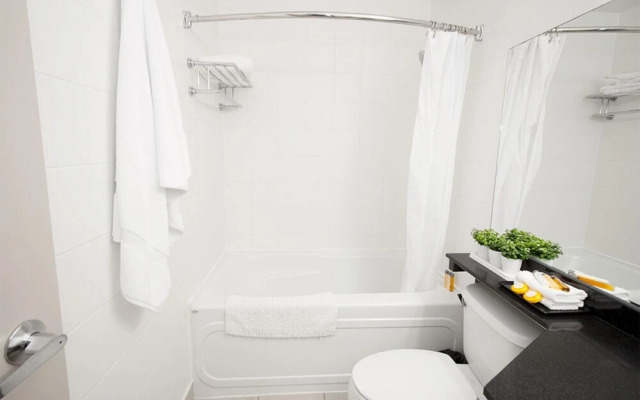 Modern Downtown One-bedroom Suite With Parking