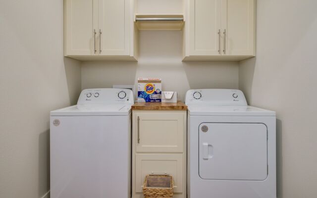 Upscale Texarkana Townhome, Walk to Downtown!