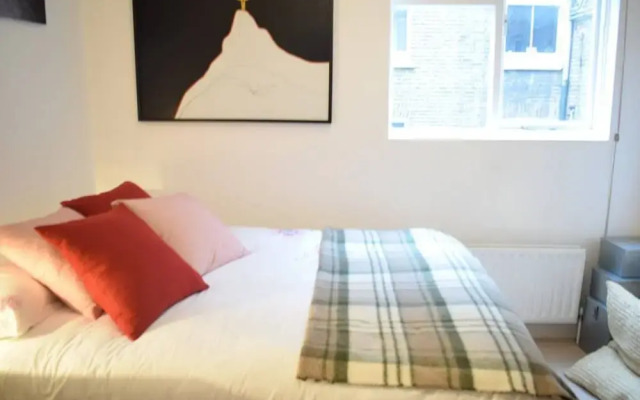 West Kensington Stunning 2 Bedroom Flat With Balcony