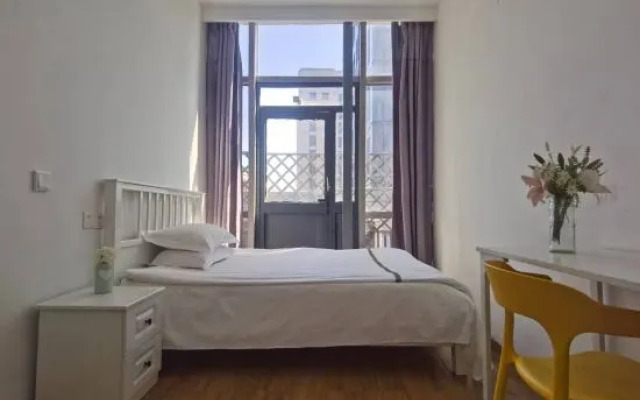 Xiao Hotel Apartment (Shanghai Pengpu Xincun Subway Station)