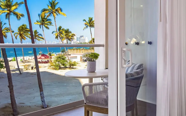 Stunning Beachfront Condo - Sea Views