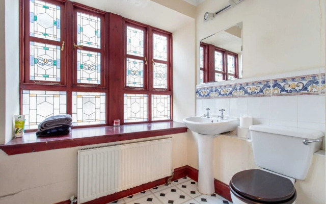 2 Bedroom Home By Leiths Shore