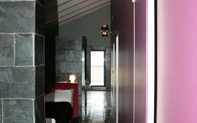 MAANJA Lake Front Suite and Restaurant