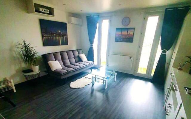 Studio in Poissy, With Wifi