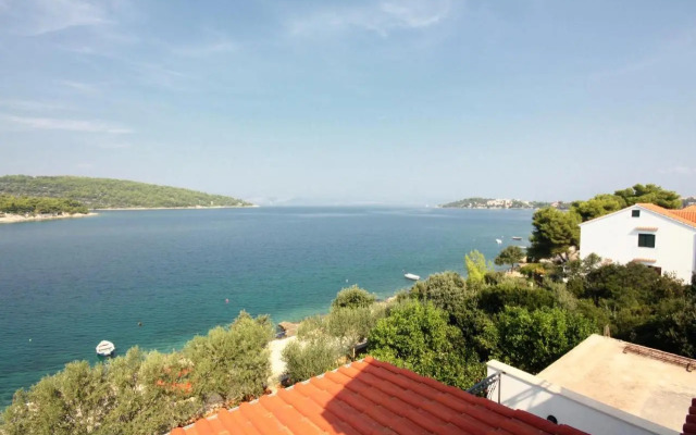 Apartments by the sea Necujam, Solta - 5182