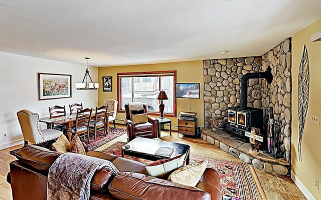New Listing! Mountain-view Getaway: Stroll To Town 2 Bedroom Condo - фото 2