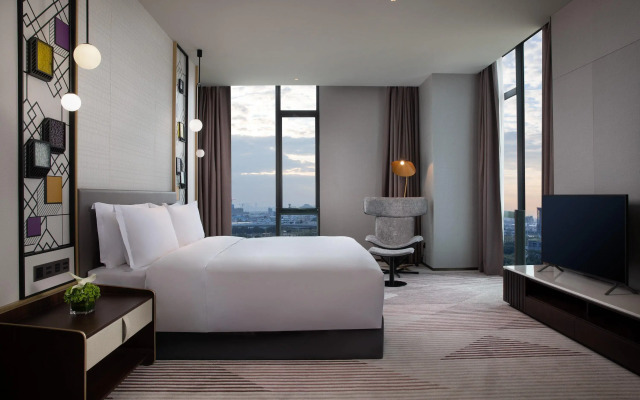 Crowne Plaza Foshan Nanhai-an IHG Hotel-Guangzhou South Railway Station Free Shuttle Bus