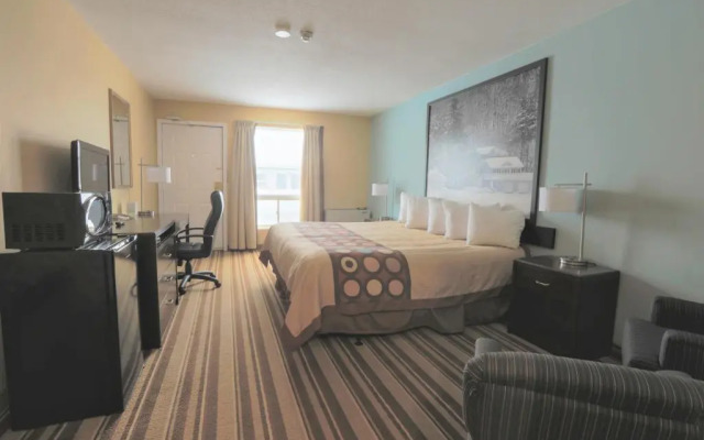 Jolly Roger Inn & Resort