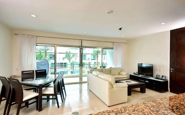 Luxurious & Central Condo In Playa Steps From The Beach