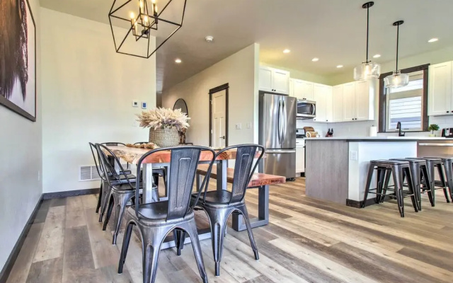 Modern Bozeman Family Townhome w/ Hot Tub!