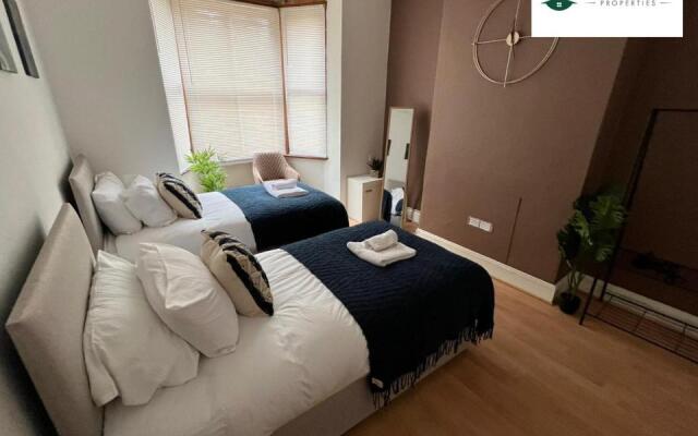 4 Bedroom 3 Bath House By Passionfruitproperties Opposite Coventry City Centre With Free Wi-fi & Garden