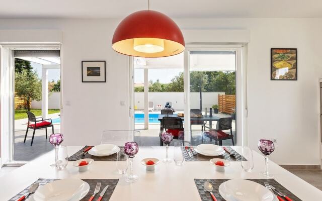 Elegant Villa With Swimming Pool in Pula Near Sea