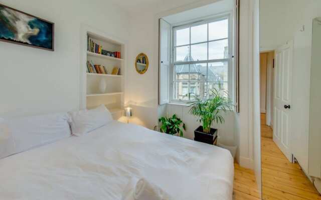 2 Bedroom Apartment With Cinema Screen Sleeps 5