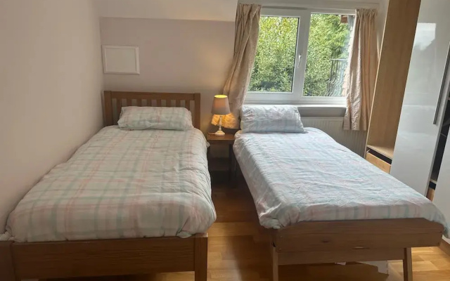 Sleeps10/18-parking-garden-pool-hottub-balcony