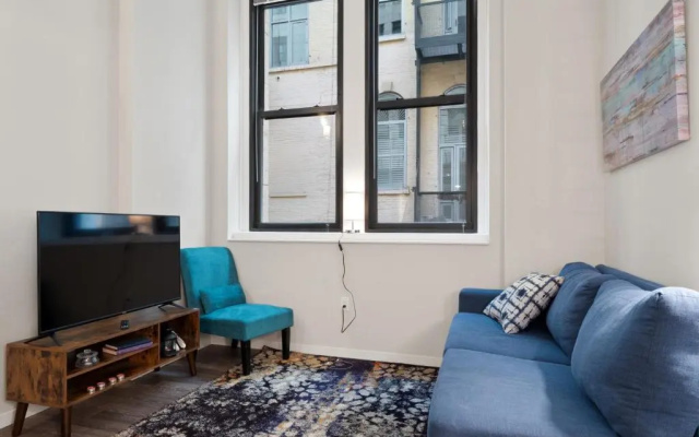 Lavish Downtown Condo with Rooftop Lounge 337