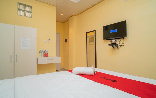 RedDoorz Plus Syariah near Pasar Turi