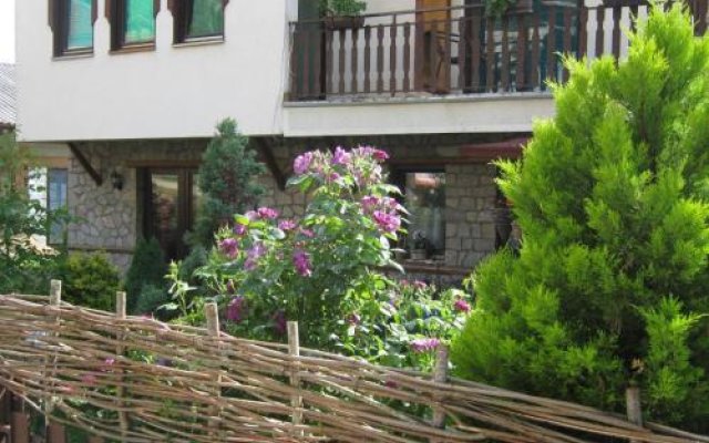 Ristos Guest House
