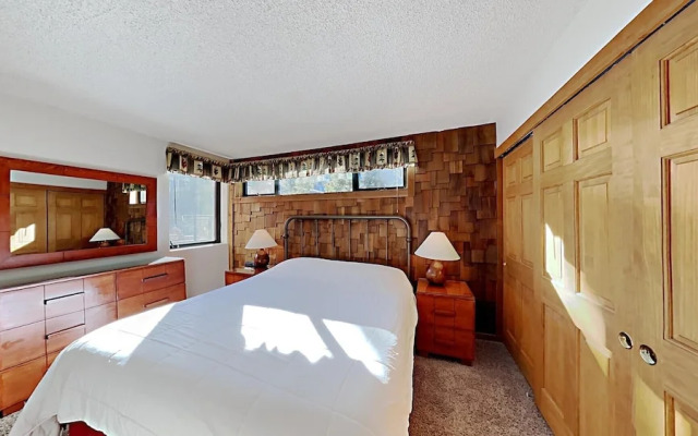 Nice 2 Bedroom Condo in Mammoth! Easy access to 3 Hot Tubs & Pool! by RedAwning