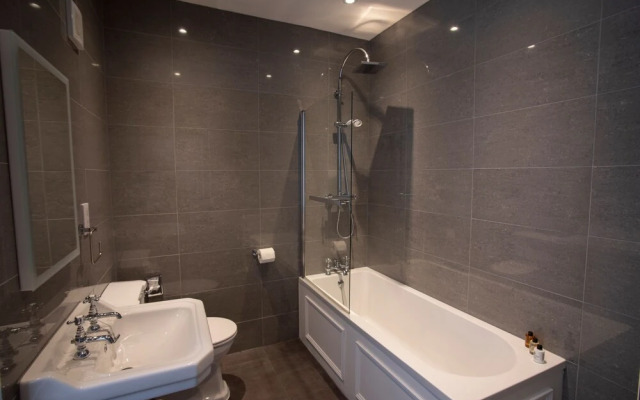 Spacious 2 Bedroom Apartment Surrounded with 36 Acres of Parkland