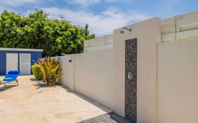 Modern Spacious 4br3ba w Pool Close to Beach