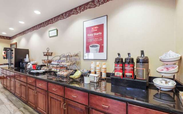 Econo Lodge Inn and Suites