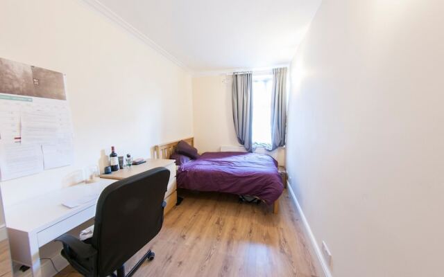 Spacious & Quiet 4BR Flat for 8 in Hampstead