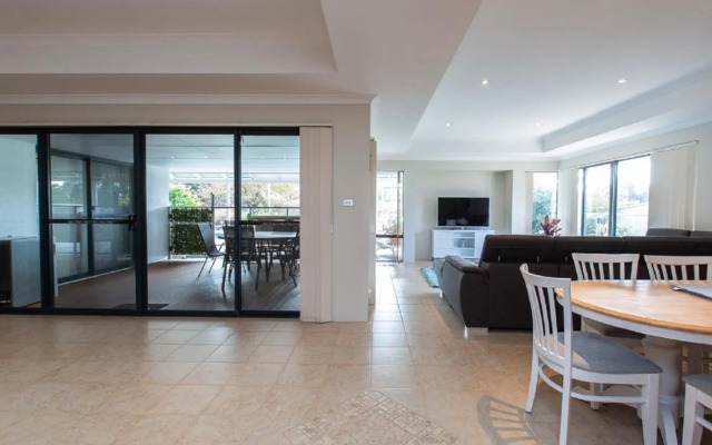 Pool & Putt Paradise