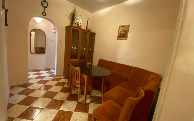 Fantastic 2 Bedroom Apartment - Top Center