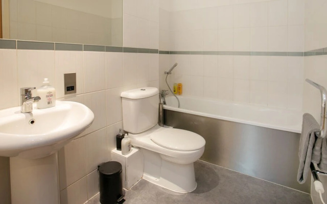 Spacious 2 Bed Parking Close To Centre