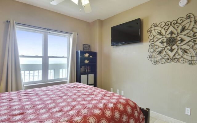 Seawall Condo with Birds Eye Views by RedAwning