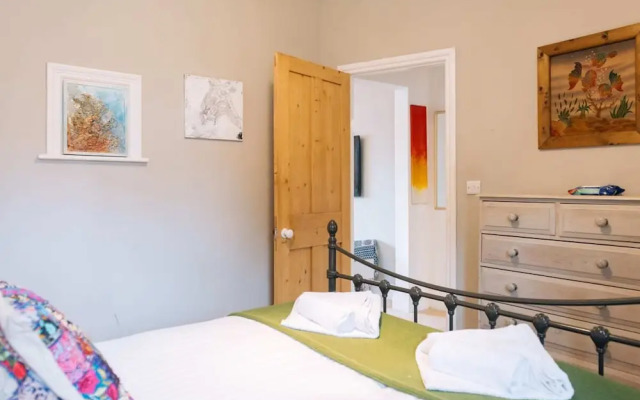 Inviting 1BD Flat - 20 Mins to Brighton Beach!