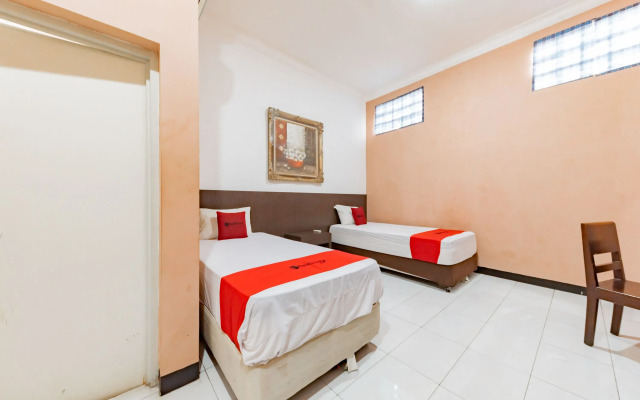 RedDoorz Near Kejaksan Station Cirebon