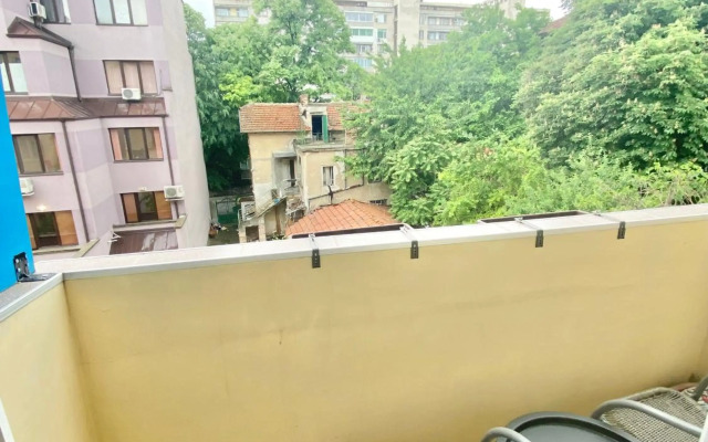 Sunny Central Apartment with TV & Wi-Fi