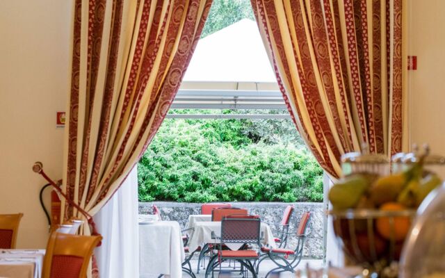 PHI Hotel Astoria