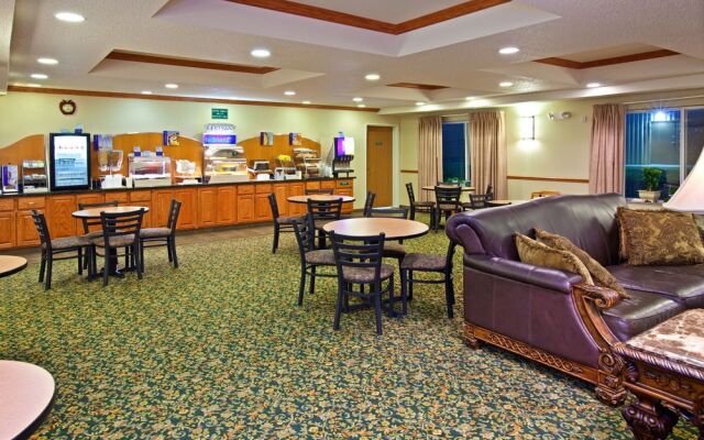 Holiday Inn Express & Suites Logan