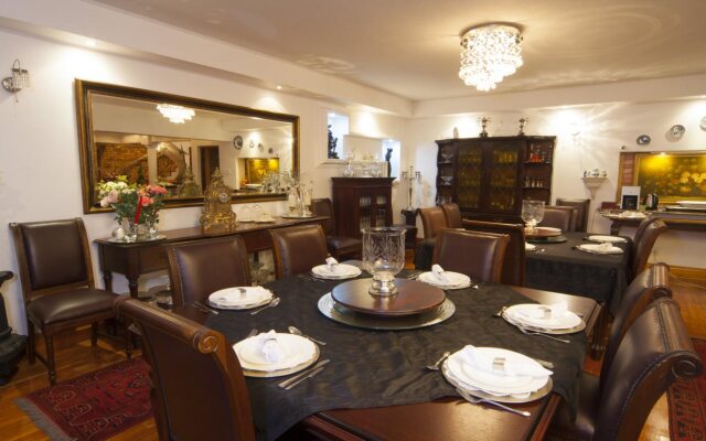 Aristo Manor