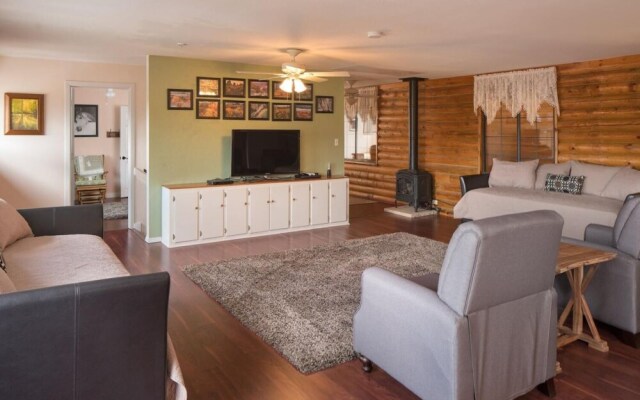 Quarter Horse Inn / Orchid Room