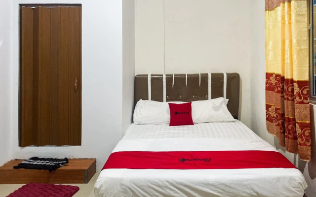 RedDoorz near BCS Mall @ Penuin – Guest Rooms – Batam
