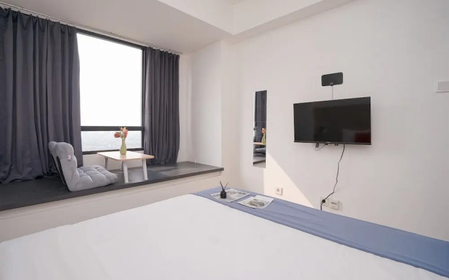 Comfortable Studio Room at Collins Boulevard Apartment